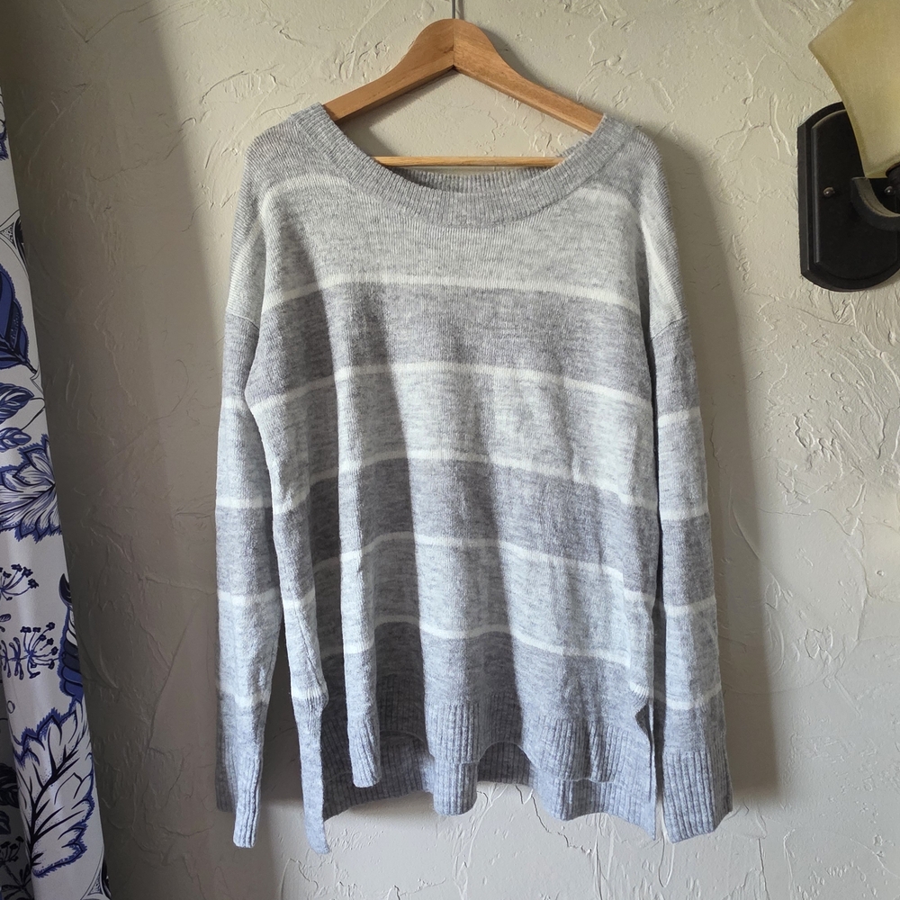 GAP Gray and White V-Neck Sweater